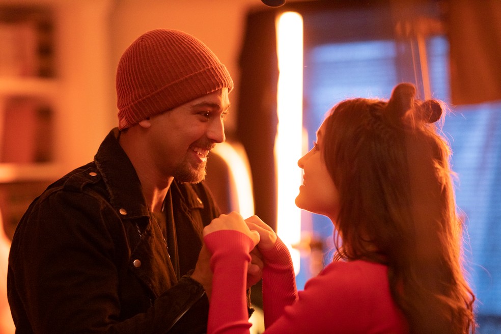 André Luiz Frambach e Larissa Manoela em cena de "Tá escrito", comédia romântica dirigida por Matheus Souza — Foto: Divulgação/Stella Carvalho