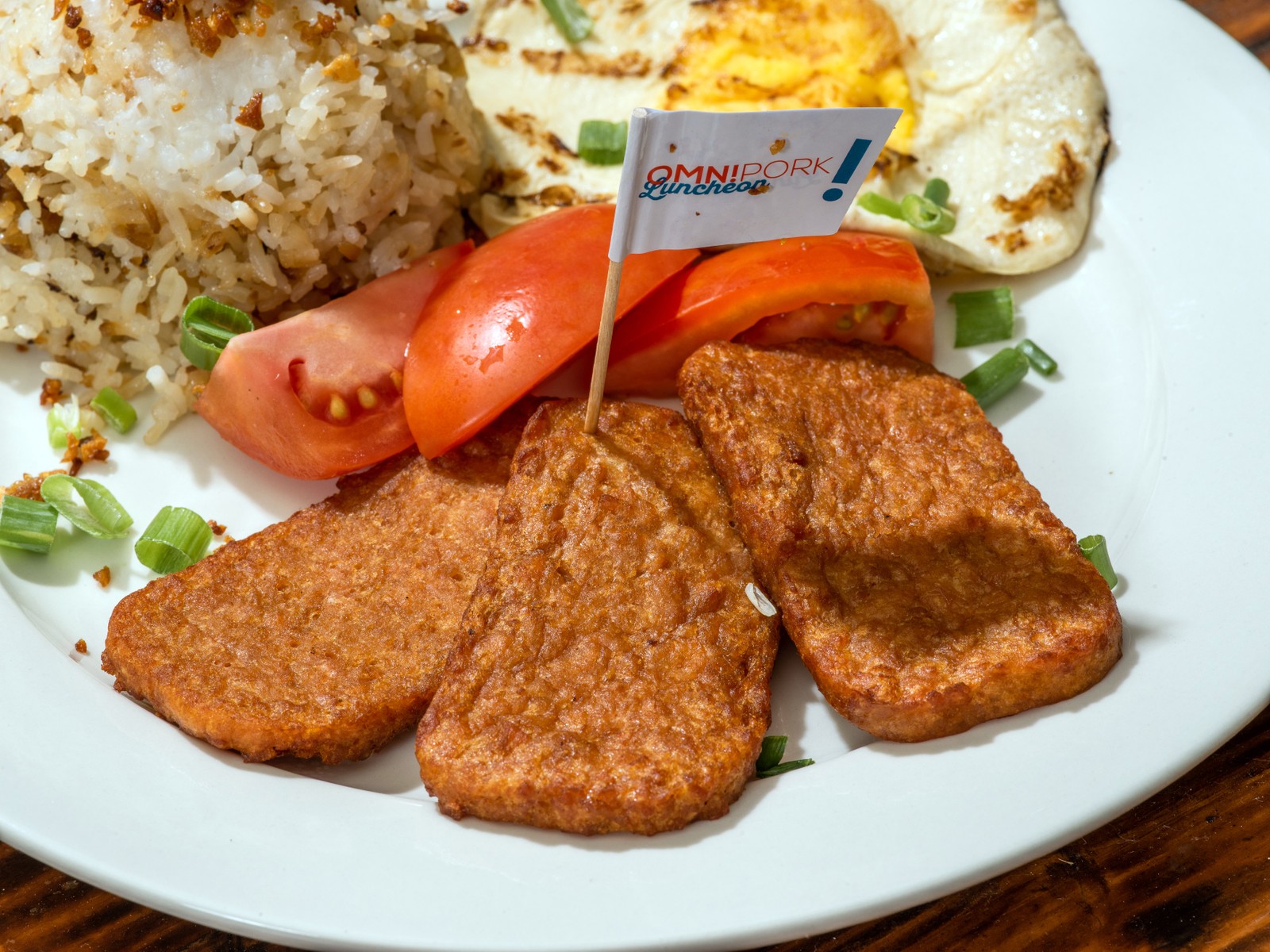 Spamsilog feito com OmniPork, um alimento vegetal que se parece com Spam, um produto de carne enlatada feito principalmente de presunto, lançado pelo Chef Reina, restaurante em Brisbane, Califórnia.Kelsey McClellan/The New York Times