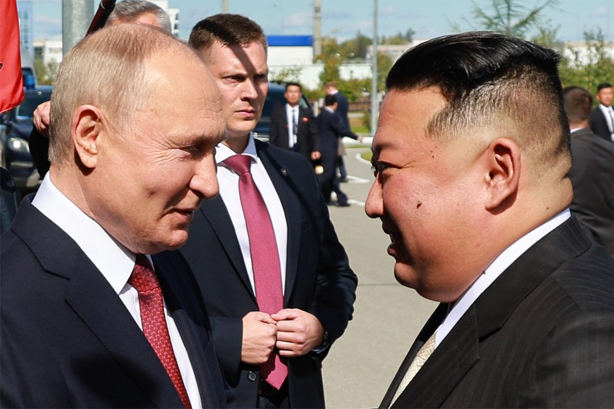 Vladimir Putin e Kim Jong-un em base de lançamentos aeroespacial no leste da Rússia, em setembro