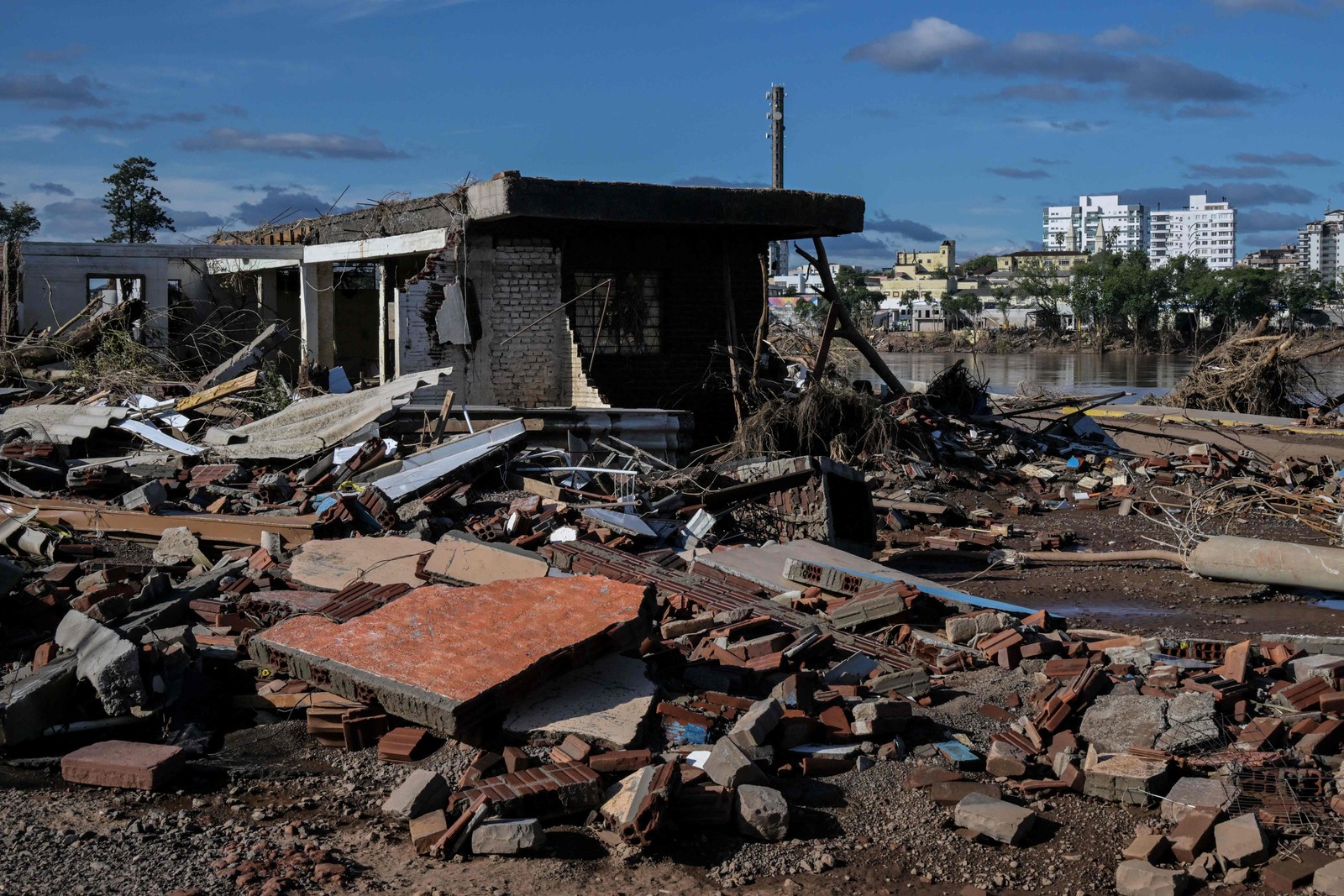 Casas destruídas e destroços são vistos em Cruzeiro do Sul. — Foto: Nelson ALMEIDA / AFP