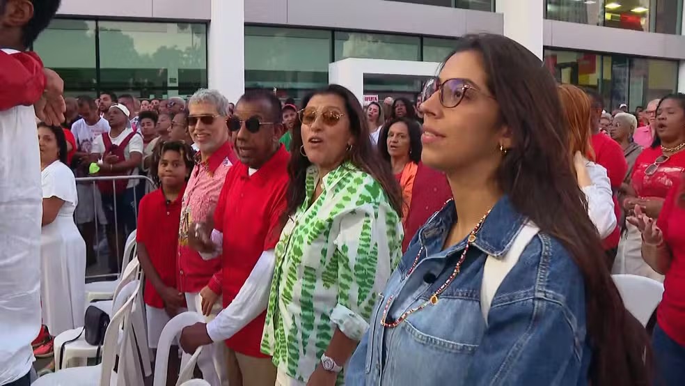 Devotos de São Jorge, Jorge Ben Jor e Regina Casé em celebração ao santo no Centro do Rio - Foto: Reprodução / TV Globo
