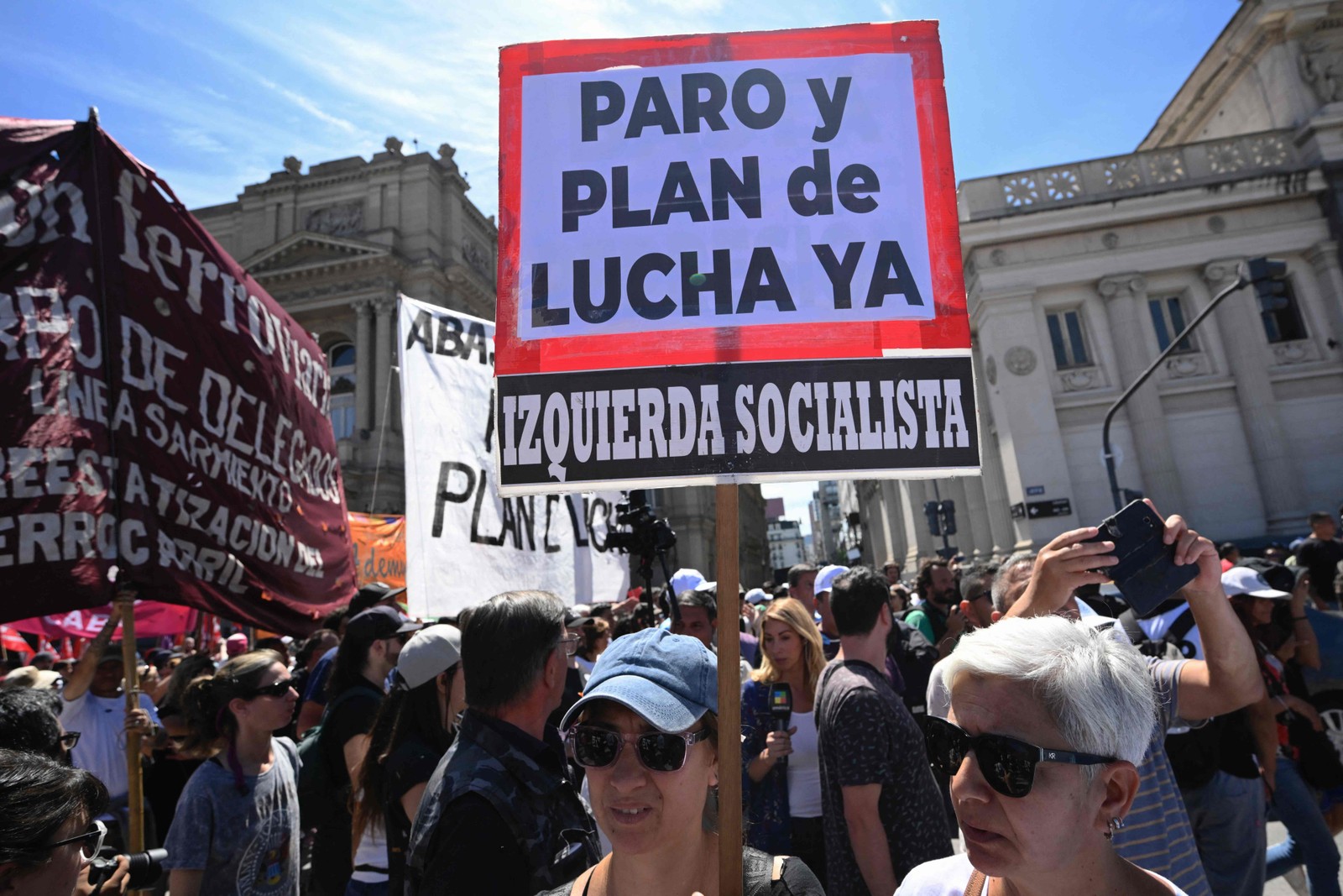 Membros de sindicatos protestam contra o decreto de emergência do presidente Javier Milei durante uma manifestação convocada pela União dos Trabalhadores da Argentina (CGT) em frente ao Palácio da Justiça, em Buenos Aires, em 27 de dezembro de 2023 — Foto: LUIS ROBAYO / AFP