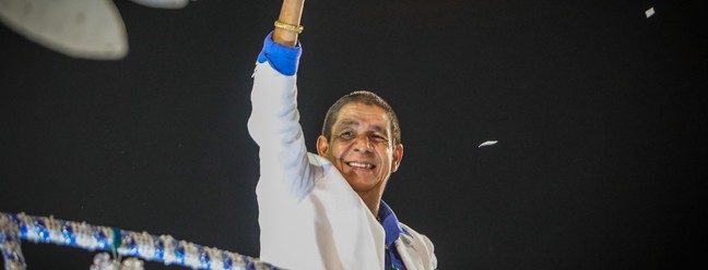 Um brinde! Zeca Pagodinho ergue um copo de cerveja para o pública da Sapucaí  — Foto: Brenno Carvalho