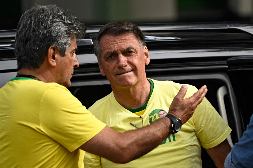 Presidente Jair Bolsonaro chega para votar na Vila Militar, no Rio de Janeiro