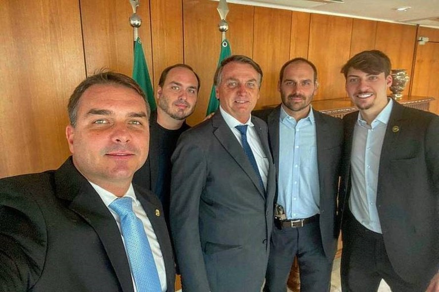 Esncândalos envolvendo 'rachadinha' e funcionários fantasmas foram identificados nos gabinetes do ex-presidente Jair Bolsonaro e dos filhos Carlos e Flávio Bolsonaro