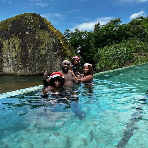 Teddy Riner posa com a família em resort da Costa Verde — Foto: Instagram