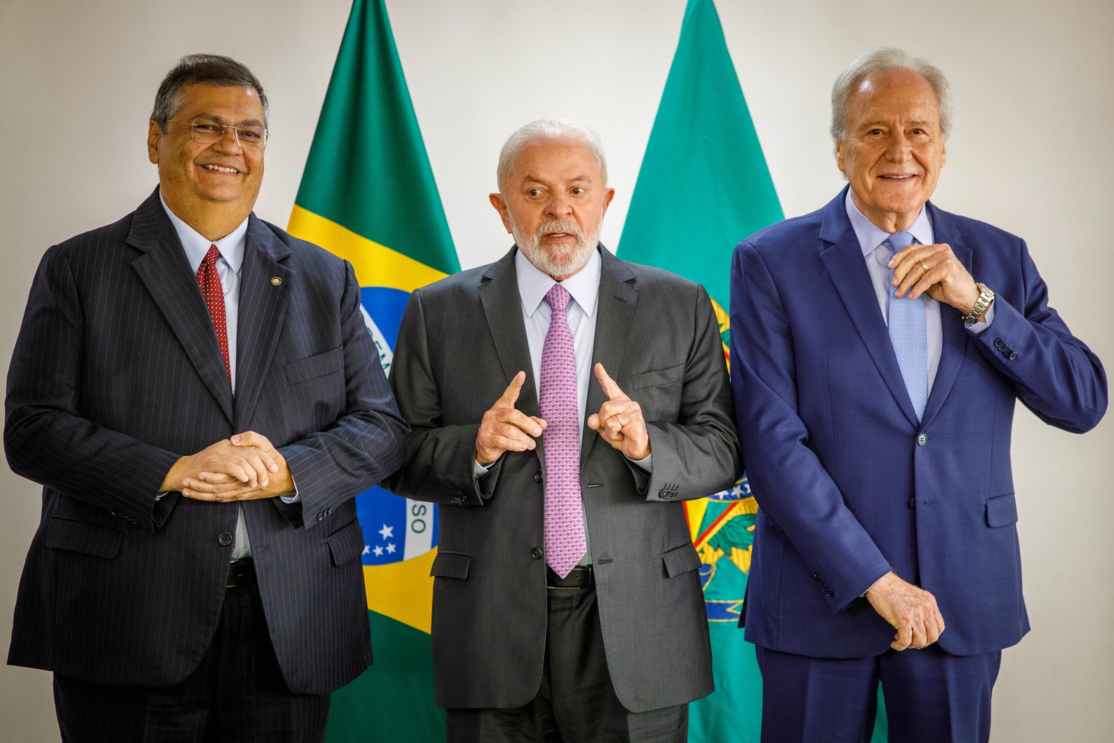 O presidente Luiz Inácio Lula da Silva anuncia o ministro aposentado do Supremo Tribunal Federal (STF) Ricardo Lewandowski no MInistério da Justiça. O atual mininistro, Flávio Dino, também está na foto — Foto: Brenno Carvalho/Agência O Globo