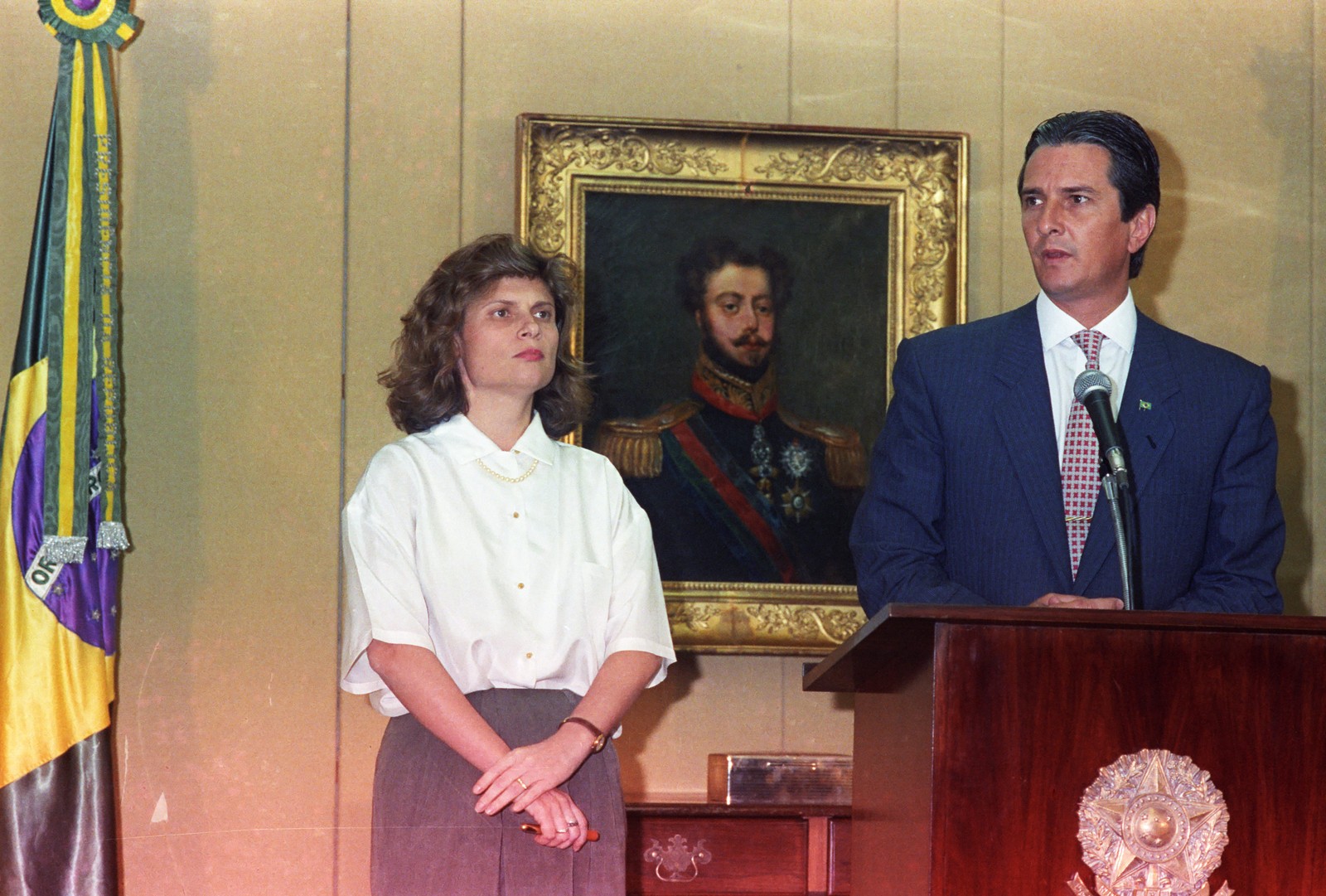 Fernando Collor, então presidente, ao lado ministra da Fazenda, Zélia Cardoso de Mello, no Palácio do Planalto, em abril de 1990. Zélia foi a mentora intelectual do Plano Collor, que confiscou dos cidadãos brasileiros todo o dinheiro guardado em bancos do país acima de 50.000 cruzeiros novos. — Foto: Mino Pedrosa / Agência O Globo