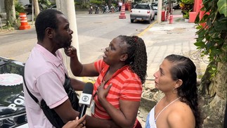 Adriana de Souza Alves, mãe do entregador Max Angelo Alves dos Santos, levanta a cabeça do filho após ele comparecer à 15ª DP (Gávea) nesta quarta-feira - Foto João Vitor Costa / O Globo