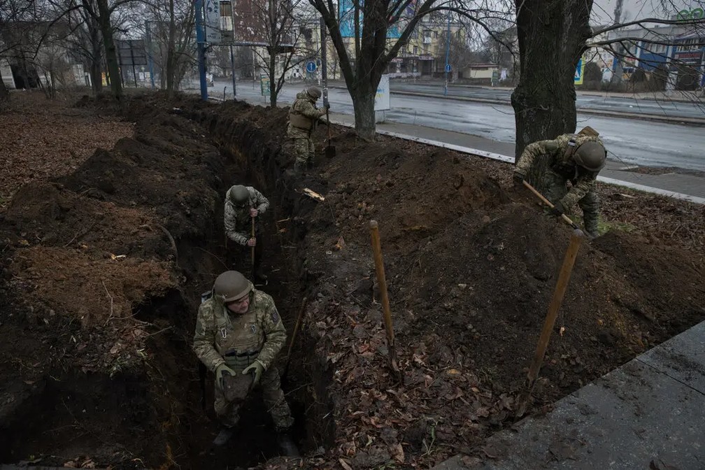 Soldados ucranianos cavam trincheiras em Bakhmut em dezembro — Foto: Tyler Hicks/NYT