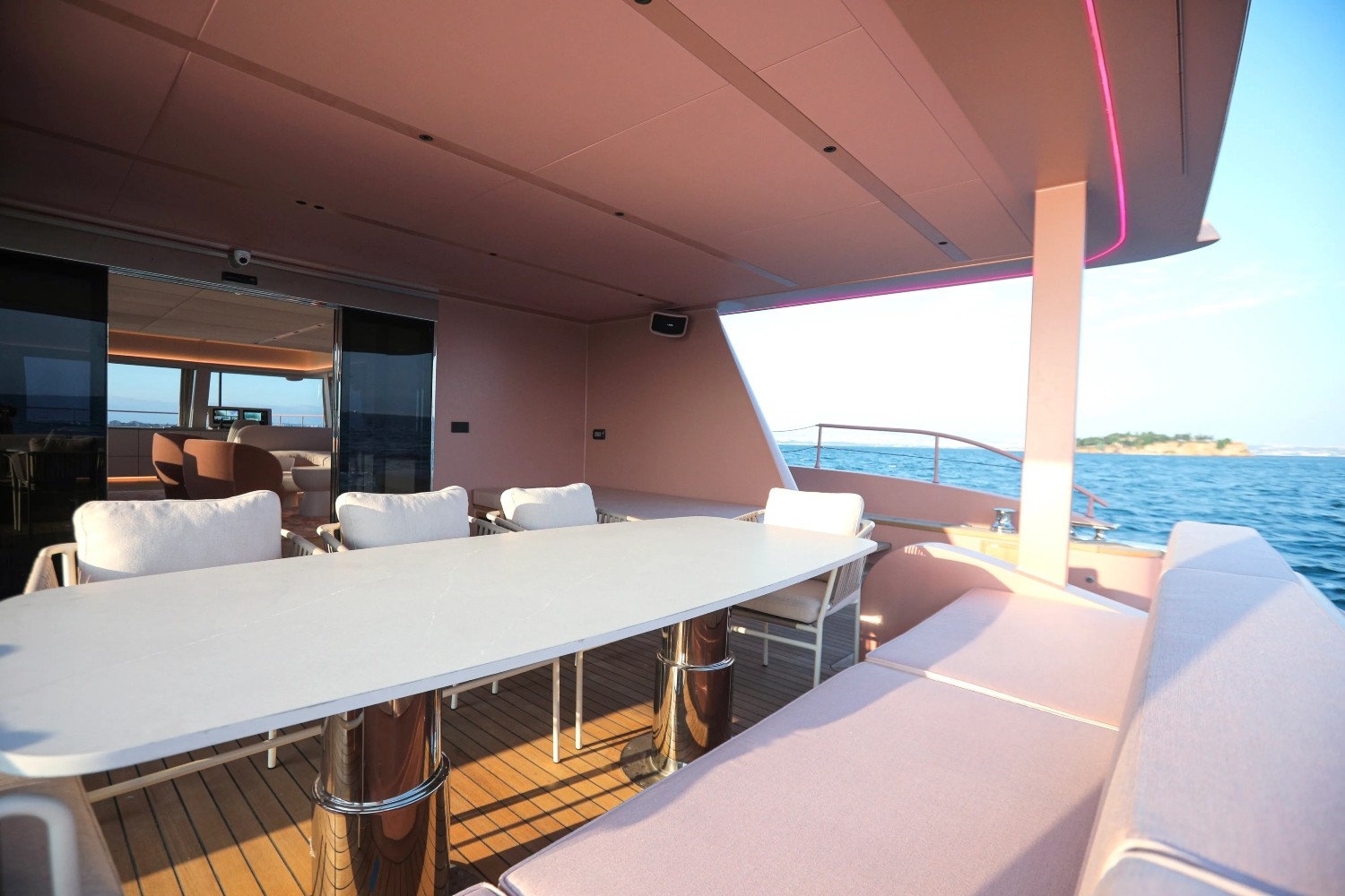 Iate rosa da Barbie foi vendido por mais de R$ 28 milhões — Foto: Courtesy VisionF Yachts/SWNS