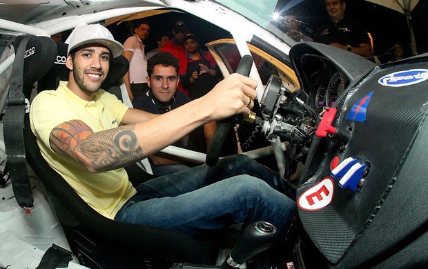 Apaixonado por automobilismo. Gusttavo Lima em carro da equipe da qual se tornou sócio em 2013. O cantor mineiro de 23 anos se associou à Rsports e criou a Gusttavo Lima Racing.  — Foto: Luciano Santos/Sigcom / Divulgação