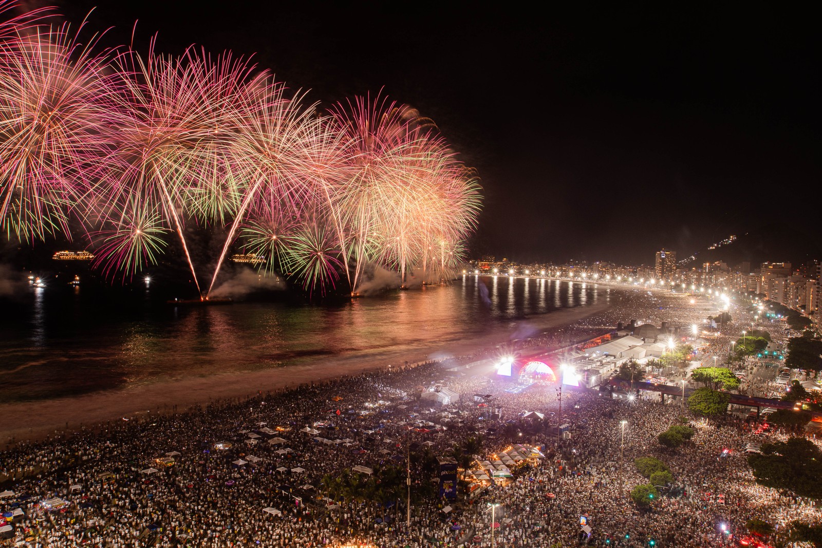 Rio celebra chegada de 2024 com sentimento de esperança e pedidos de paz — Foto: Gabriel Monteiro