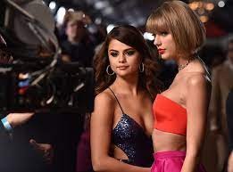 Selena Gomez e Taylor Swift posam para foto.