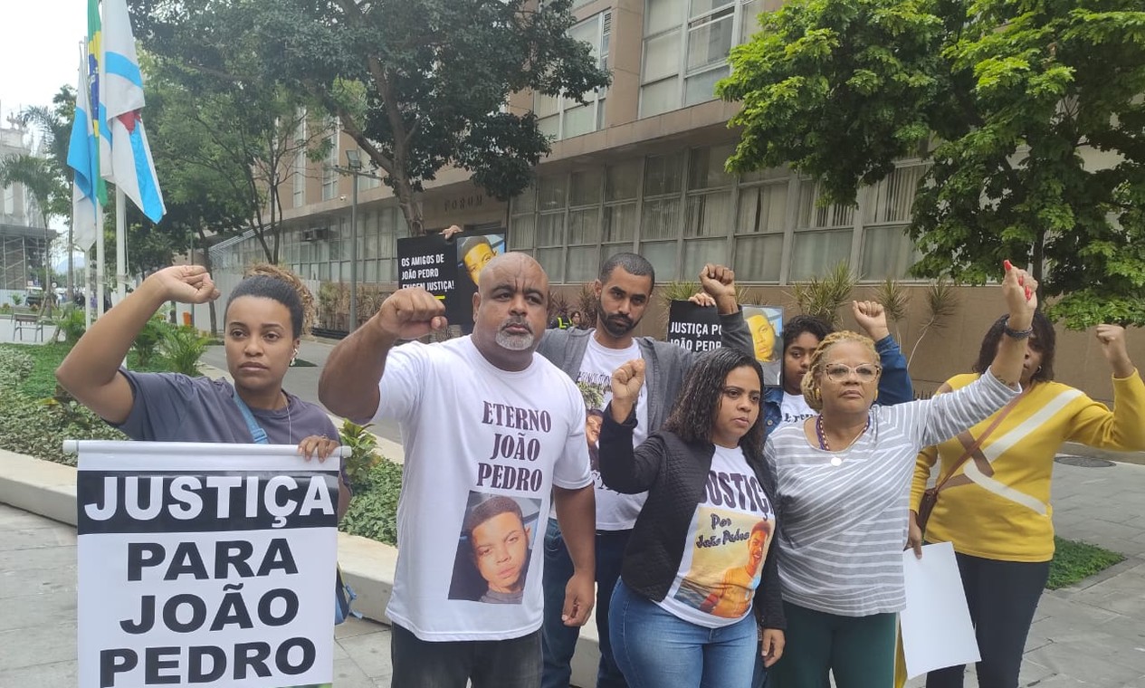 Pais de adolescente morto em operação policial participam de protesto contra absolvição de policiais