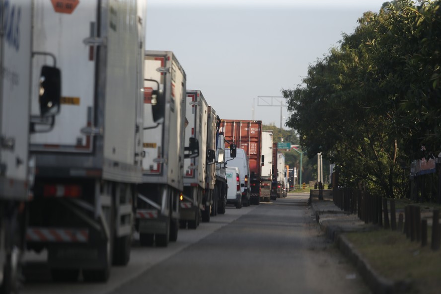 Caminhoneiros em manifestação pacífica contra o crescente número de roubo de cargas no Rio