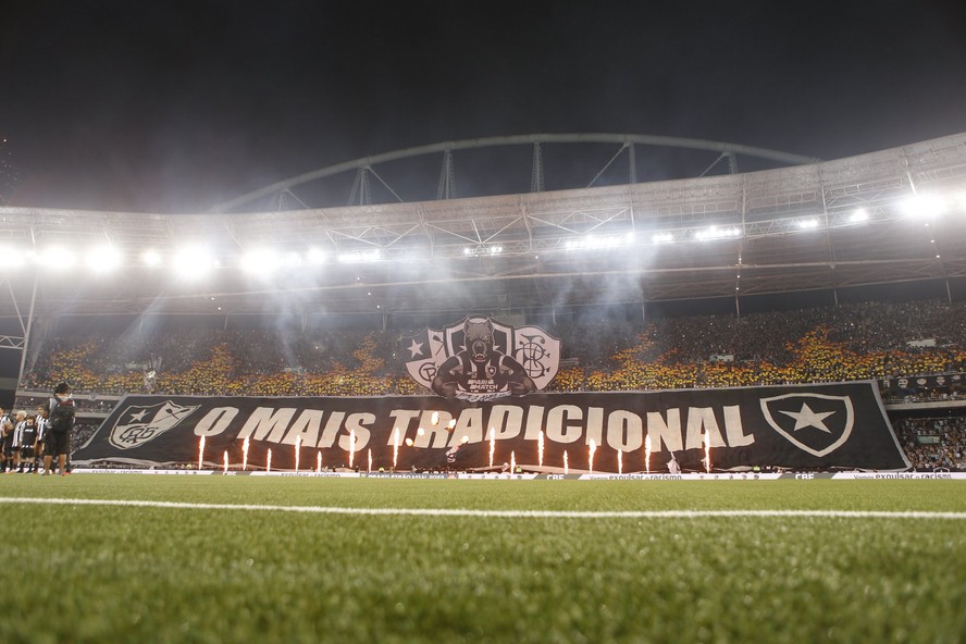 Torcida do Botafogo estende faixa 'O Mais Tradicional junto a mosaico no Engenhão