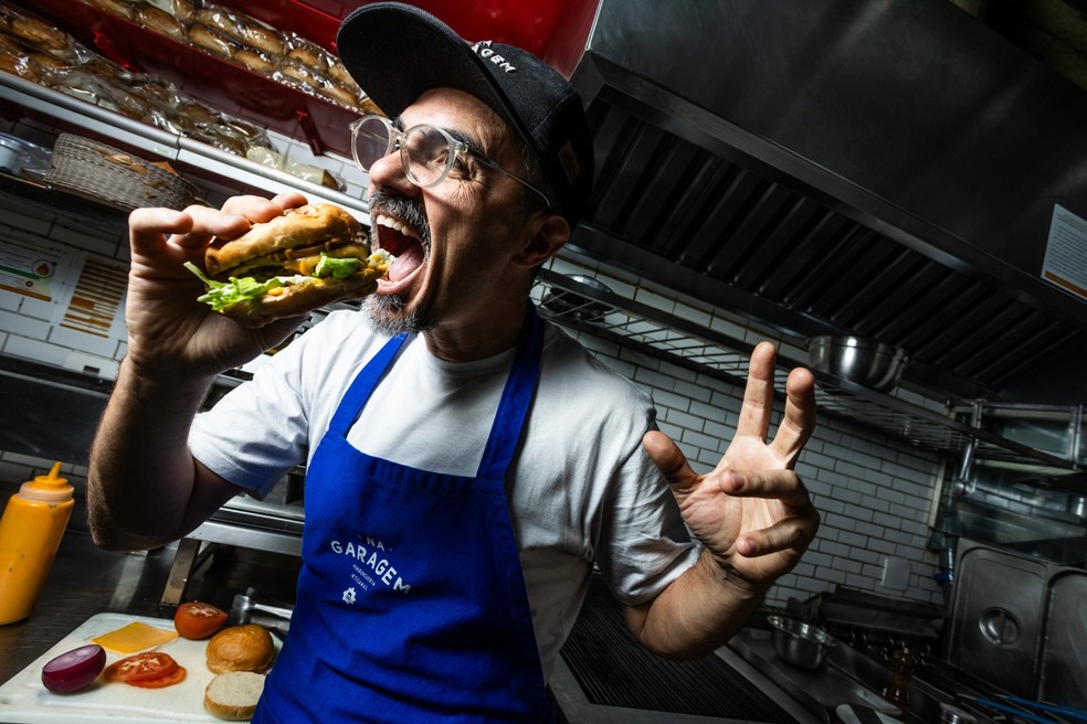 Gilson de Almeida aposta em eventos especiais na sua hamburgueria para manter relacionamento com os clientes da vizinhança — Foto: Maria Isabel de Oliveira