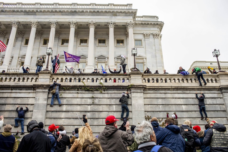 Invasão do Capitólio por apoiadores de Trump em janeiro do ano passado