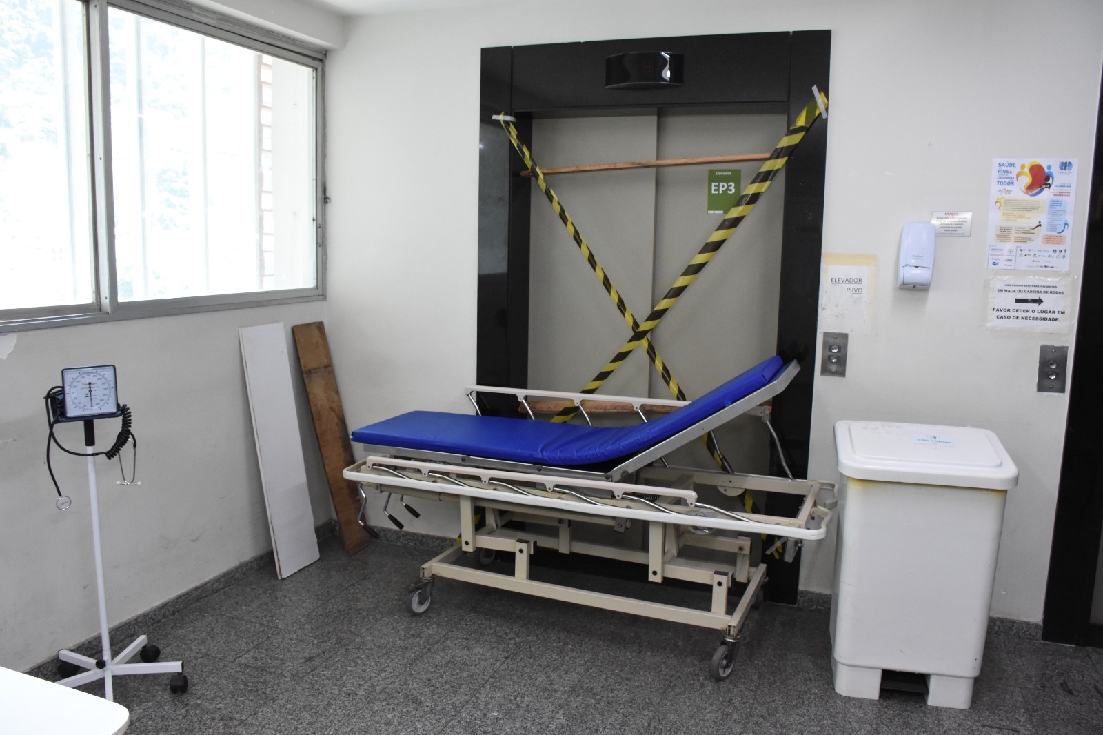 Leito de enfermaria fechado, sem acesso de elevador na ala EP3 no Hospital Federal da Lagoa — Foto: Reprodução relatório 