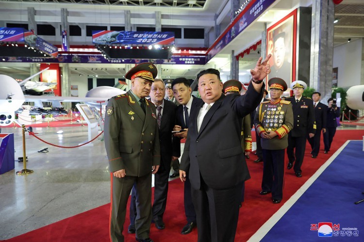 Kim Jong-Un mostra armamentos norte-coreanos ao ministro da Defesa da Rússia, Sergei Shoigu — Foto: KCNA VIA KNS / AFP