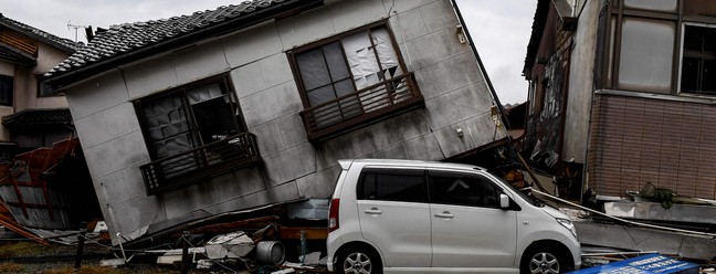 Várias construções desabaram com o terremoto no Japão — Foto: Toshifumi KITAMURA / AFP