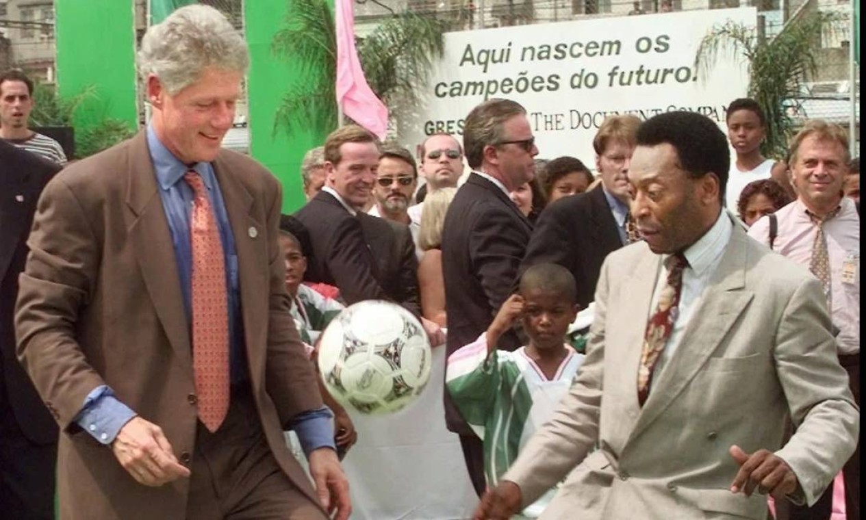 O Rei do futebol recebe Bill Clinton no Rio, em 1997. Craque e o presidente dos EUA trocam embaixadinhas numa quadra na favela da Mangueira  — Foto: J. Scott / AP