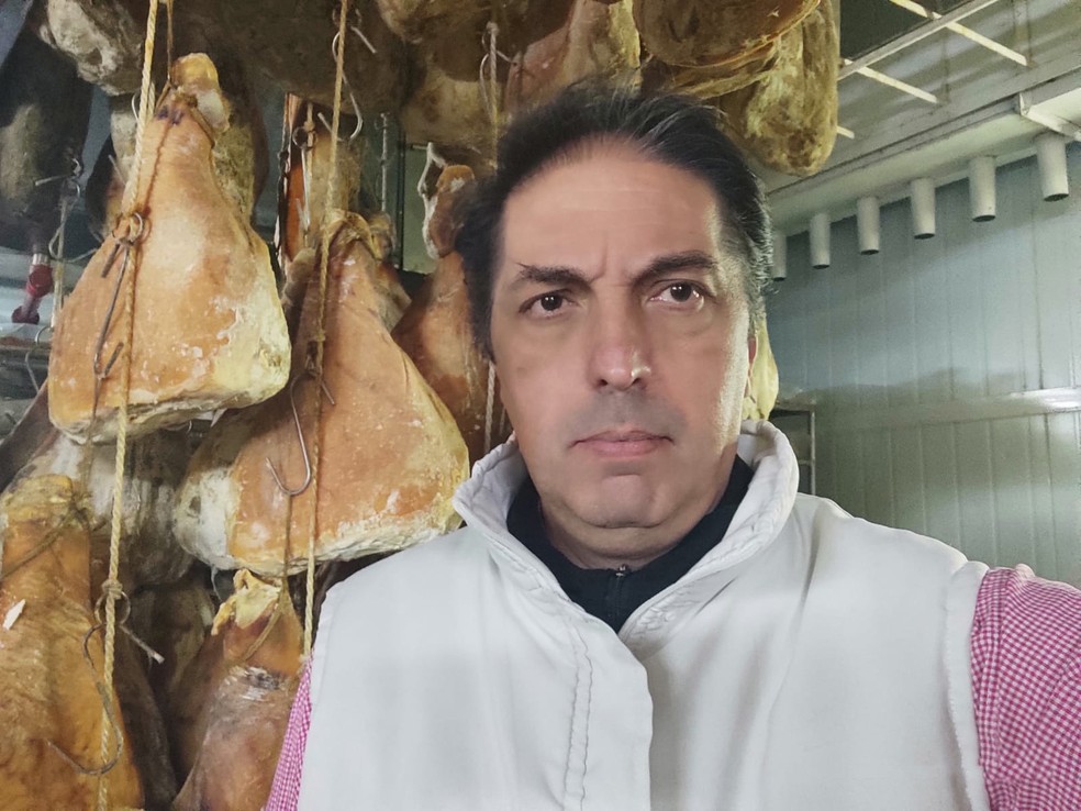 Gustavo Lazzari, dono de um frigorífico em Buenos Aires, diz ter dificuldade de acesso ao crédito dos bancos e se financia com a venda de cheques — Foto: Janaína Figueiredo