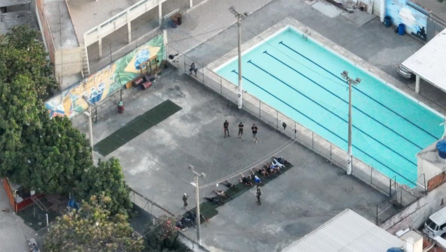 Imagens mostraram traficantes treinando tática de guerrilha no meio da favela. No dia seguinte, eles fugiram pela Baía