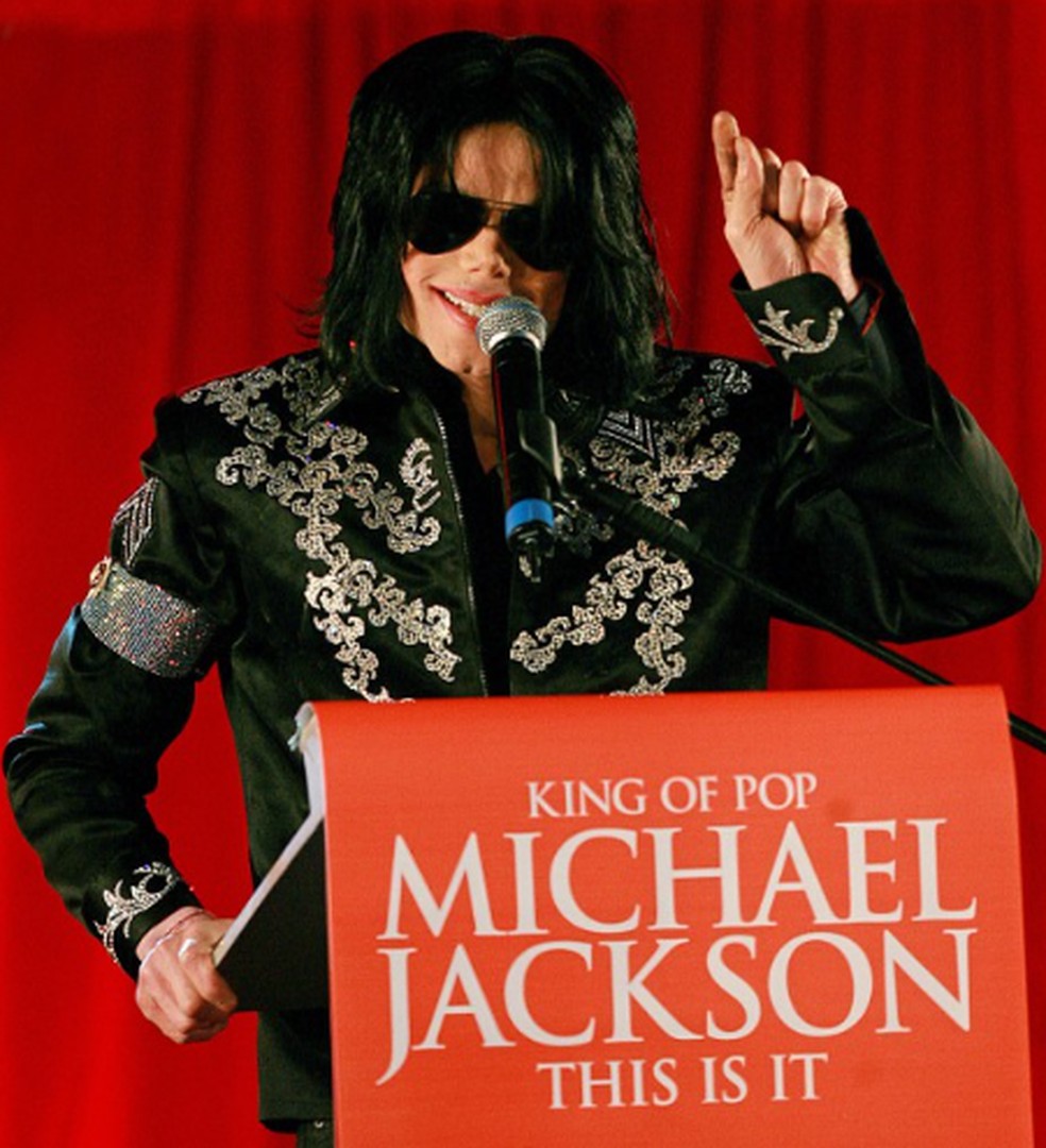 Michael Jackson ao anunciar a série de shows 'This is it', em 2009 — Foto: Carl de Souza/AFP