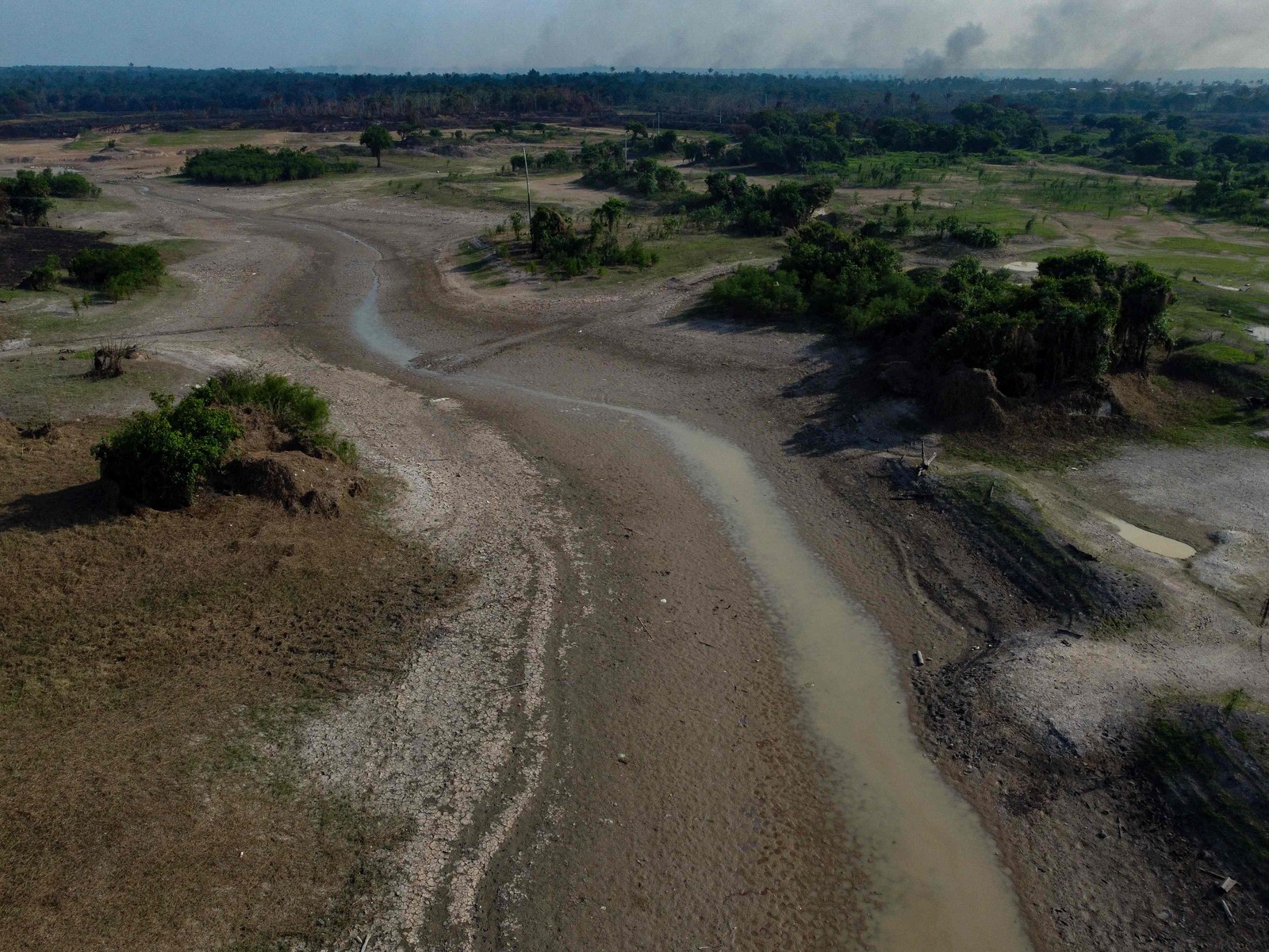 Vista aérea do Rio Negro com níveis de água muito baixos no Distrito de Cacau Pirera, em Iranduba, estado do Amazonas, em 25 de setembro de 2023 — Foto: Michael Dantas / AFP