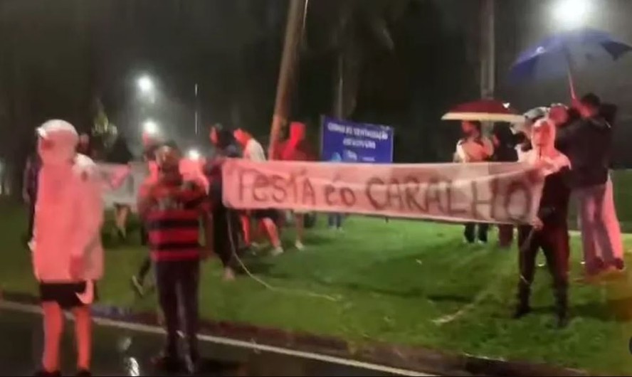 Torcedores do Flamengo protestam em frente à casa de festas onde Gabigol celebra os 27 anos