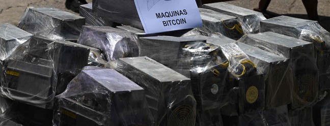 Devassa em presídio na Venezuela tem apreensão de lançador de foguete e computadores para minerar bitcoin — Foto: Yuri Cortez / AFP