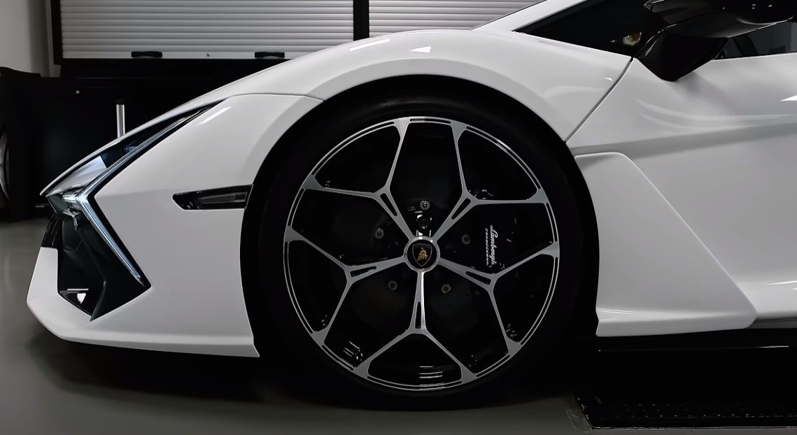 Roda da Lamborghini Revuelto — Foto: Reprodução YouTube