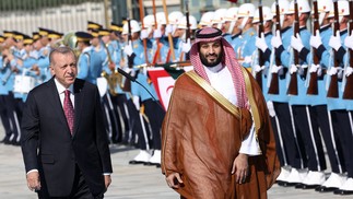 O príncipe herdeiro da Arábia Saudita Mohammed bin Salman deu um grande passo para fora do isolamento internacional fazendo sua primeira visita à rival sunita Turquia do presidente presidente da Turquia, Recep Tayyip Erdogan — Foto: ADEM ALTAN / AFP