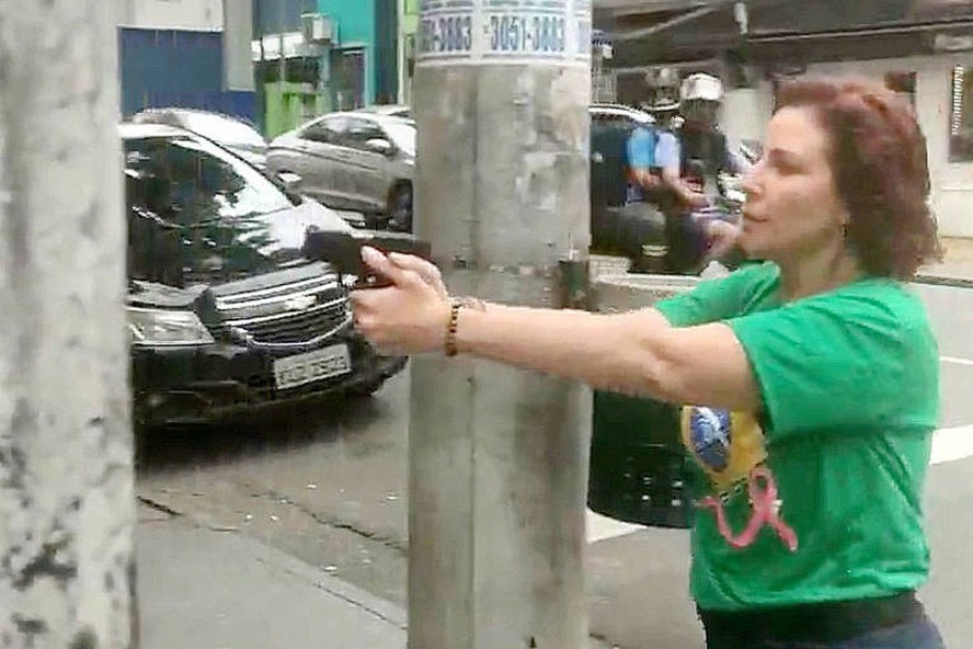 Carla Zambelli aponta arma para manifestante