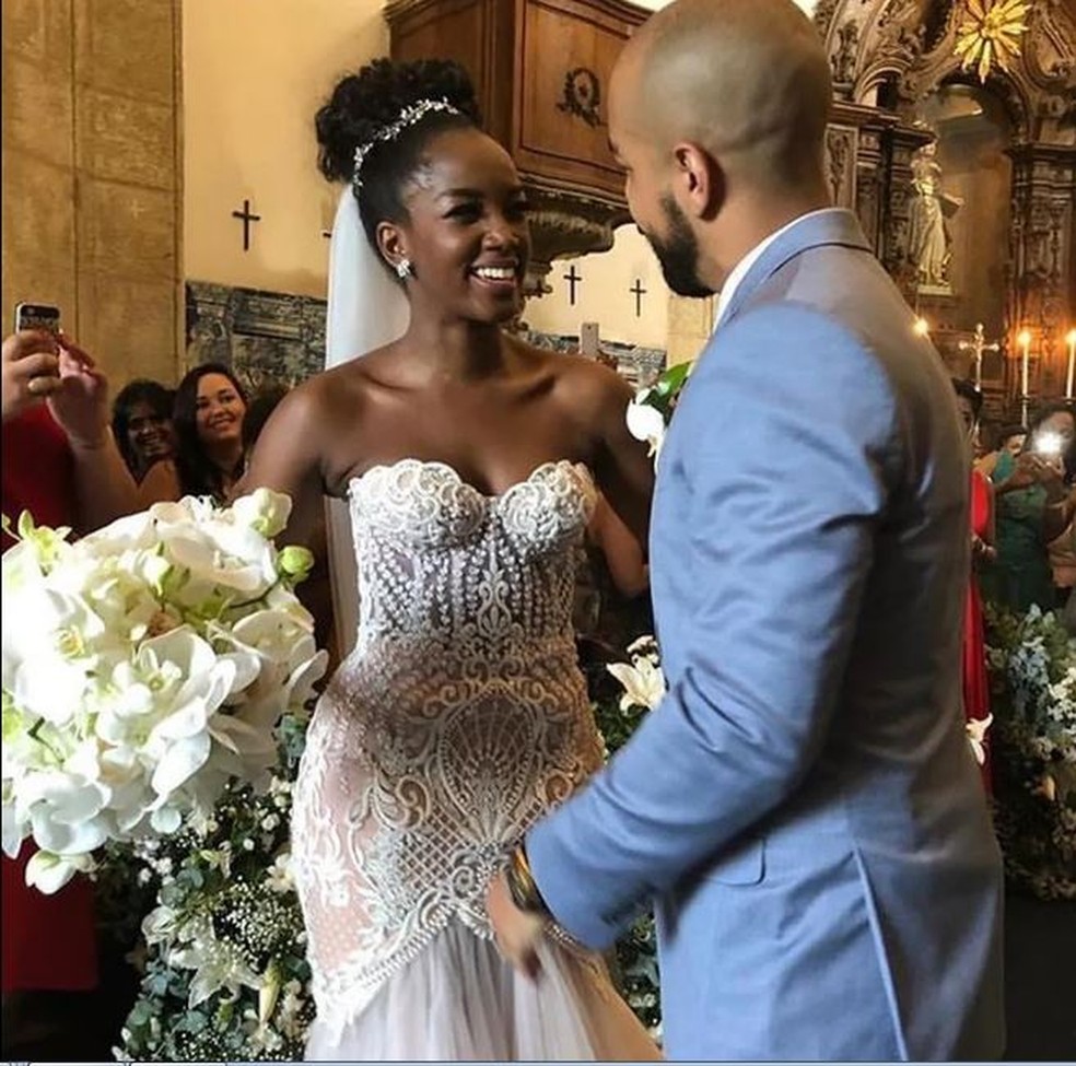 A cantora Iza no casamento com o produtor Sérgio Santos, em 2018 — Foto: Reprodução/Instagram