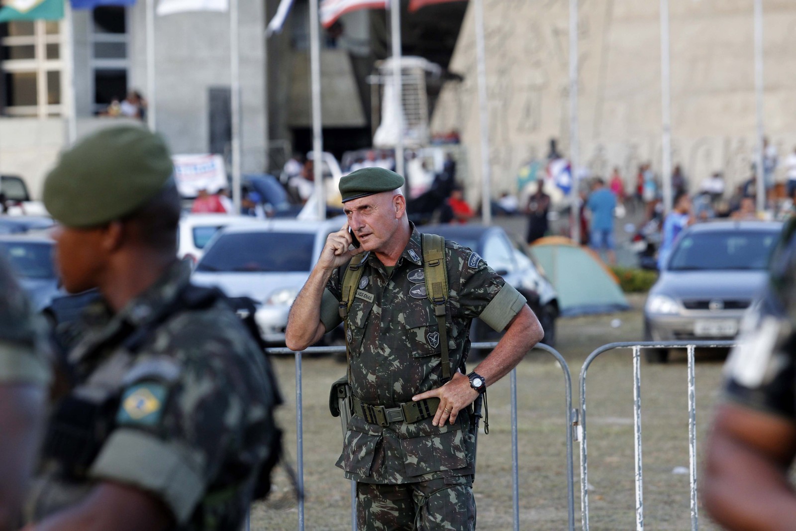 Greve de PMs: em 2012, grevistas ocuparam a Assembleia Legislativa da Bahia. O militar, que ocupava o cargo de comandante da 6ª Região Militar do Exército, participou da mediação do conflito.  — Foto: Marcelo Carnaval/ Agência O Globo