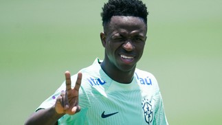 Vini Jr., atacante pela seleção, manda um sinal da paz para a câmera durante treino — Foto: Daniel Ramalho/AFP