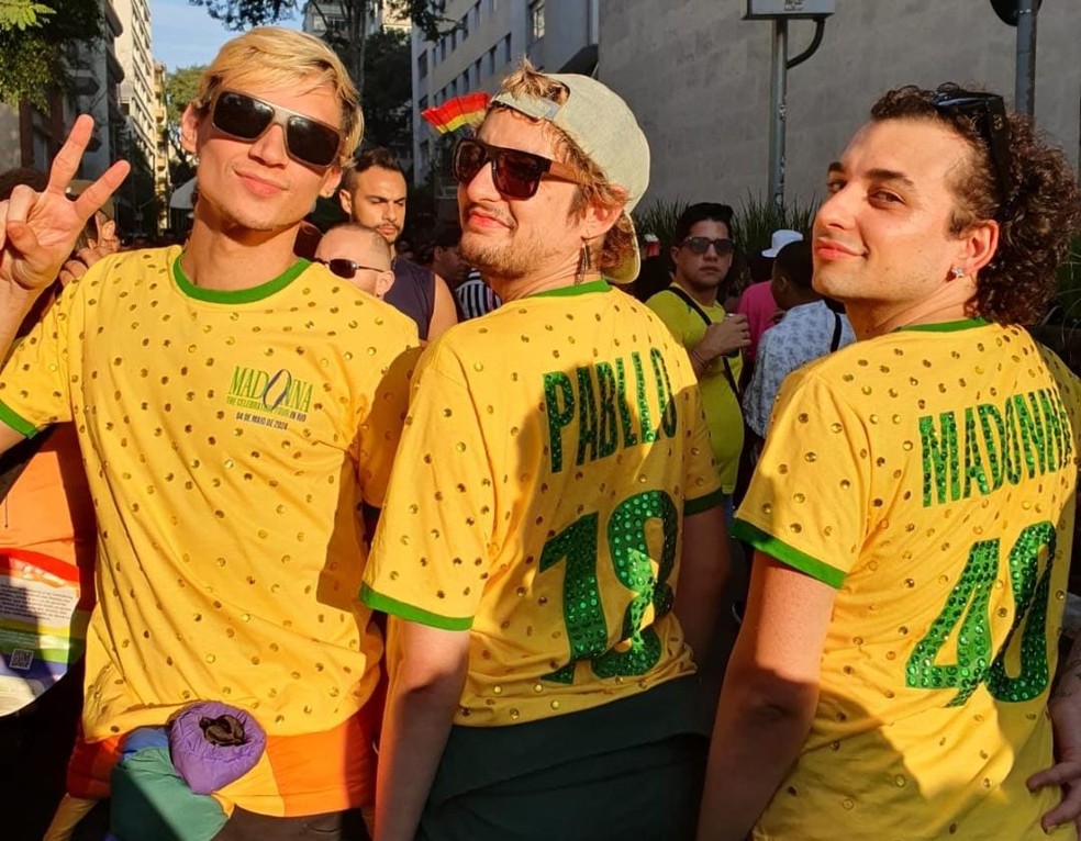 Os amigos João Ribeiro, Pedro Silva e Daniel Beoni: camisa verde e amarela — Foto: Guilherme Queiroz