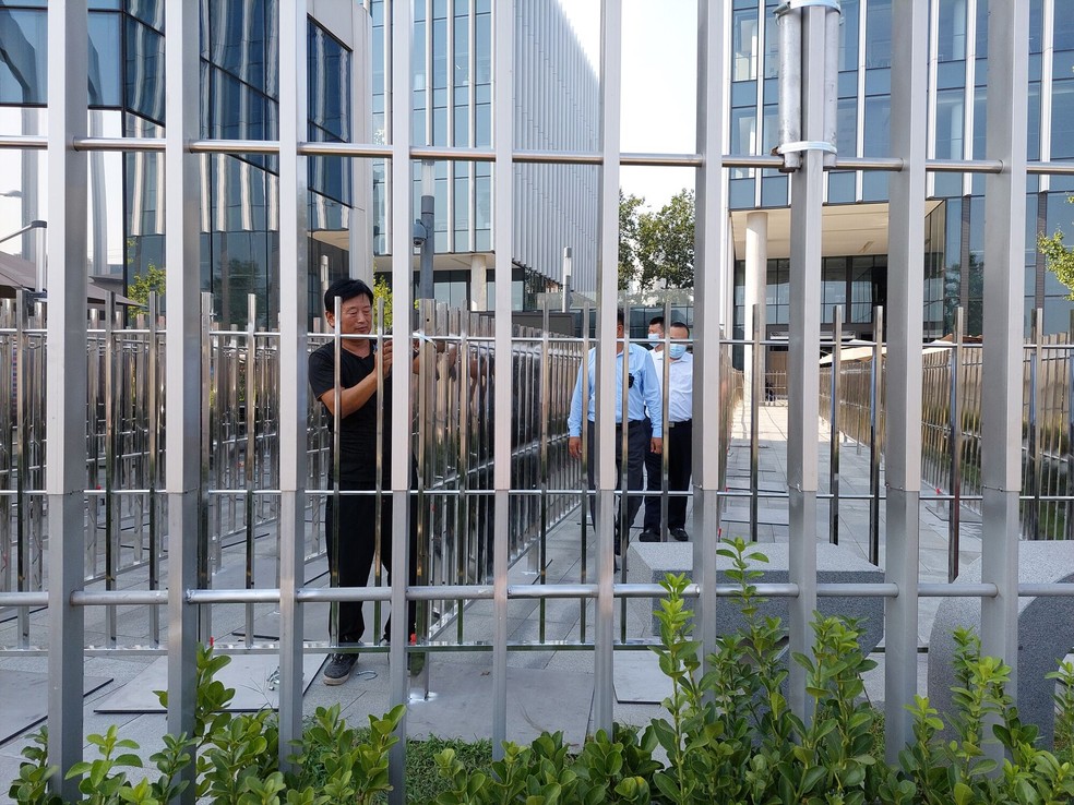Cerca de metal é erguida na sede da Zhongrong, em Pequim: investidores fizeram protesto em frente ao escritório da empresa — Foto: Bloomberg
