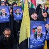 Iranianos carregam cartazes com a imagem do líder da ala política do Hamas, Ismail Haniyeh, morto em um ataque em Teerã - AFP