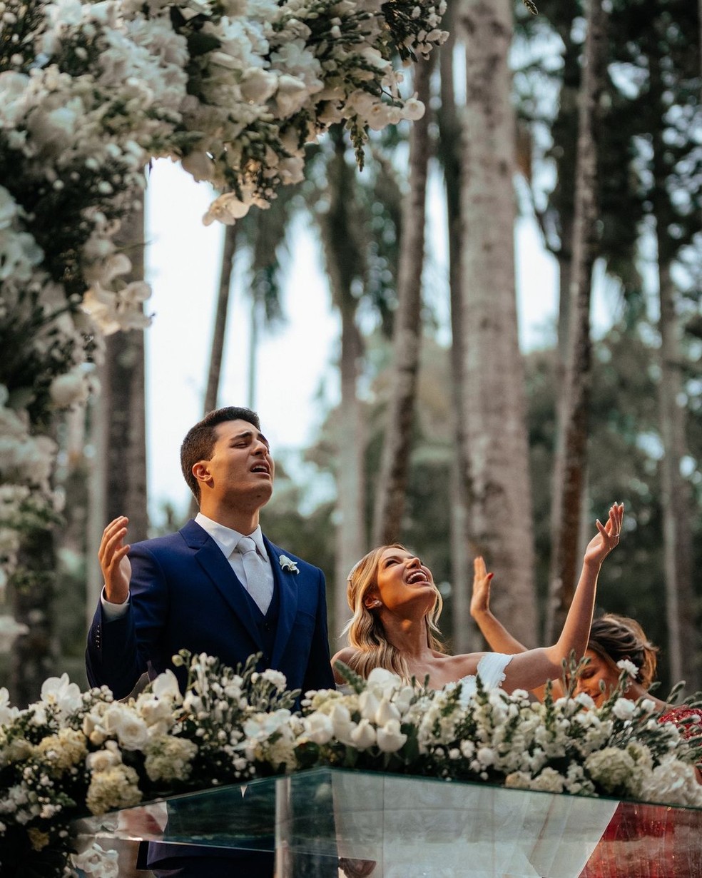 Luigi César e Julia Vieira, em cerimônia de casamento — Foto: Reprodução/Instagram