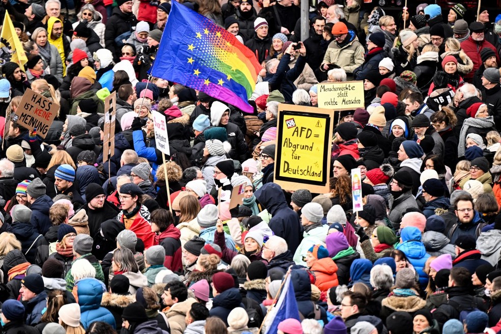 De Colônia a Leipzig até Nurembergue, alemães em todo o país têm saído às ruas ao longo da última semana, com mais 100 manifestações previstas durante o fim de semana. — Foto: Kirill KUDRYAVTSEV / AFP