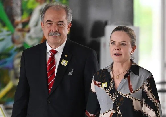 Aloizio Mercadante e Gleisi Hoffmann — Foto: Evaristo Sá/AFP