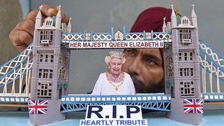 Artista indiano faz um modelo da Tower Bridge de Londres enquanto presta homenagem à falecida Rainha Elizabeth II, nos arredores de Amritsar — Foto: NARINDER NANU/AFP