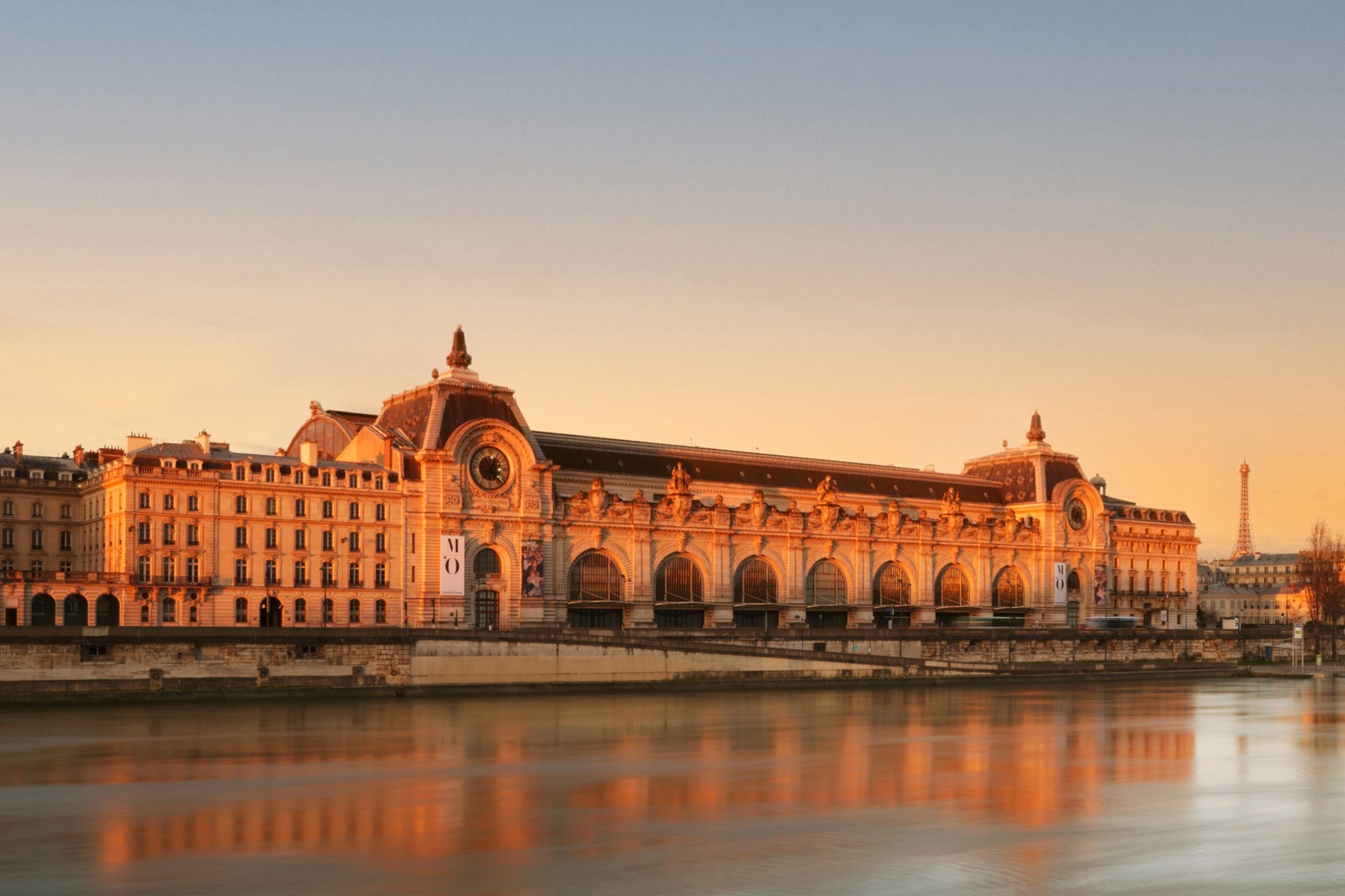 A fachada do Museu D'Orsay, em Paris, que agora conta com acomodações na sala do relógio para receber hóspedes da Ícones, nova categoria de hospedagem do Airbnb para estada em museus