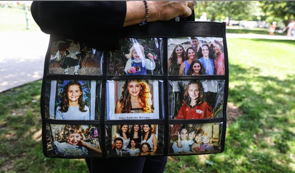 Christine McComas mostra o sua bolsa com fotografias da sua filha Grace, cujo suicídio está relacionado com o cyberbullying, enquanto esteve em Washington para fazer pressão sobre os políticos — Foto: Valerie Plesch/The New York Times
