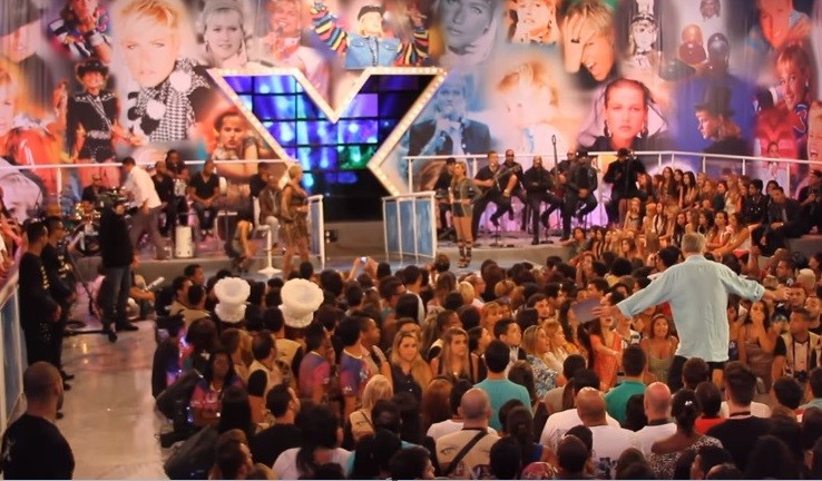 Ao completar 50 anos, Xuxa foi surpreendida por um flashmob em sua homenagem no TV Xuxa. Pedro Bial apresentou o programa — Foto: Reprodução/TV Globo