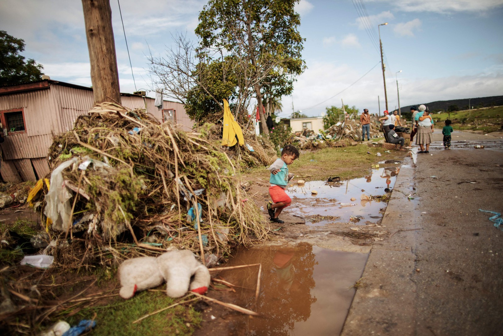 Moradores limpam as águas das enchentes de suas casas. As enchentes causadas por chuvas torrenciais e ventos fortes na costa leste da África do Sul mataram pelo menos 22 pessoas, disseram as autoridades locais na terça-feira. As inundações atingiram vários locais em duas províncias do leste, dois raros tornados foram detectados, as temperaturas caíram e a neve caiu em algumas regiões centrais. — Foto: GIANLUIGI GUERCIA/AFP